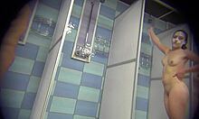 Živá brunetka s živými kořistmi se sprchuje před kamerou
