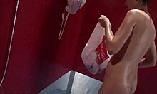 Una donna snella mostra il suo corpo delizioso sotto la doccia pubblica. Non perdere questo spettacolo piccante!