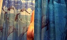 Tirkistelijä video featuring tumma tukka babe suihkussa
