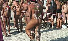 Jovem morena dançando de tinta: nudista XXX