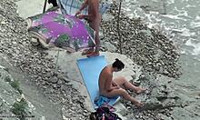 深色头发的业余爱好者在海滩上裸体