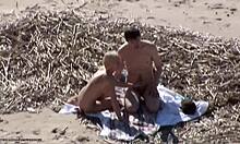 Video porno nudis amatir yang menampilkan pelacur berambut pirang
