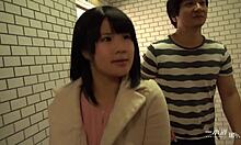 Japansk jente er sjenert med en fremmed, og gleder seg til det fulle
