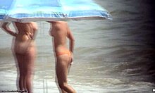 Dunkelhaarige Nacktschick läuft nackt am Strand herum
