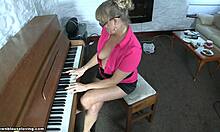 Pianista madura e suas tentativas amadoras de sedução
