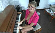Jugadora de piano madura y sus intentos de seducción amateur