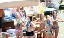 Dekleta na tem čolnu pijejo in plešejo
