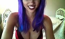 La fidanzata dai capelli viola mostra il suo sexy décolleté
