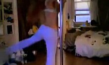 Adolescenta uimitoare se curbează tremurând în timp ce dansează la stâlp în camera ei