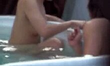 Прекрасная японская девушка занимается любовью со своим мужчиной в ванной