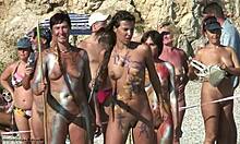 Várias garotas nudistas posando com lanças e parecendo LARPers