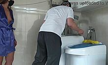 Vdaná žena flirtuje s opravářem a odhaluje své tělo, když dorazí opravit pračku