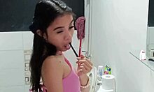 Filipijnse vriendin geeft dubbele handjob en kont likken in zelfgemaakte video