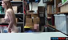 Dospívající dívky přistižené při krádeži v obchodě dostávají své mokré kundičky v prdeli perverzním důstojníkem obchodního centra na veřejnosti