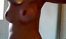 Close-up foto's van opmerkelijk uitziende borsten van een amateur