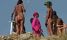 Verschiedene sexy Nudisten verkleiden sich als Amazonen oder so