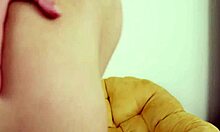 Dunkelhaariger Teen zeigt ihre Deepthroating-Fähigkeiten und ihren dicken Arsch
