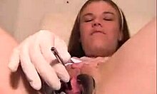 Seorang wanita nakal memamerkan vaginanya dalam video fetish medis close-up