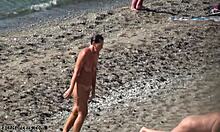 Vidéo voyeur HD mettant en vedette une petite amie nudiste brune bronzée