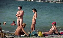 Troie nudiste della spiaggia che mostrano i loro corpi caldi all'aperto come matte