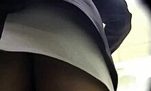 Nádherná baba ukazuje své kalhotky pod sukní, protože je děvka
