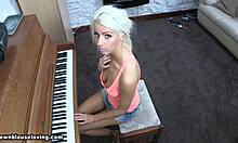 Si rambut pirang dengan rambut kuncir bermain piano dan bermain dengan nakal!