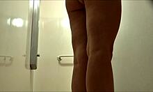 Una bionda amatoriale prosperosa si fa la doccia e mostra le sue gambe sexy davanti alla telecamera