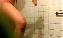 Smuk babe viser sin stramme fisse i brusebadet