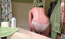 Nezbedná blondýnka ukazuje své bledé tělo ve sprchách