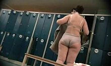 ロッカールームで裸になる巨大なセクシーなお尻を見逃すな!