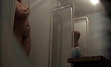En stor naken kvinna duschar sin enorma kropp framför kameran