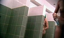 Sledujte nahé děvky, jak se uklízejí po koupališti