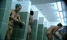 Seksi bronzlaşmış bir kız, duşun altında çıplak poposunu sergiliyor