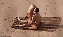 Pasangan nudis amatir menyelinap pergi untuk menikmati dari belakang seks di pantai
