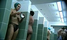 Sexy gebräuntes Mädchen zeigt ihren nackten Hintern unter der Dusche