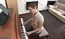 आकर्षक स्तन वाली एक चंचल श्यामला पियानो टॉपलेस खेलती हुई।