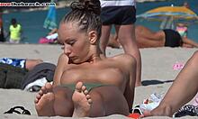 Препланула девојка аматер показује своје груди на нудистичкој плажи у ХД-у
