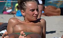 Solbränd amatörflickvän visar upp sina bröst på en nudiststrand i HD