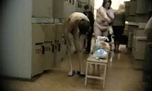 全裸的母狗在公共更衣室里聊天