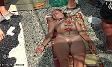 Una nudista con una figa liscia mostra il suo corpo mentre è nuda