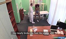 Vohunska kamera s seksi temnopolto pacientko Jasmine Webb