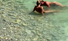 Παθιασμένο ζευγάρι απολαμβάνει σκληρό ιεραποστολικό σεξ σε παραλία
