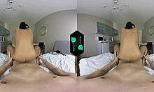 VR - Pareja cachonda en una acción caliente de vapor en la cama
