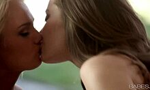 Två kåta lesbiska kysser och tillfredsställer varandra oralt