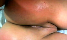 Close-up voor een vingerend schatje tijdens haar camshow