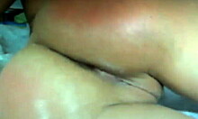 Primo piano di una dolcezza che si masturba durante il suo spettacolo in webcam