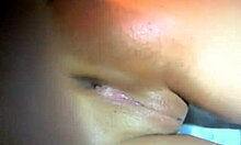 Nærbilde av en fingrende søta under hennes cam-show