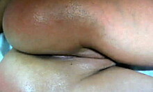 צילום קרוב של חמודה עם אצבעות במהלך הופעת הקאם שלה