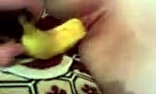 Vriend zet banaan in ex vriendinnen kutje