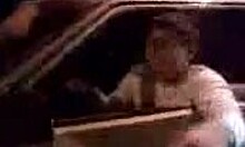 Besoffene russische Typen fahren nackt auf ihrem Auto auf die Latte